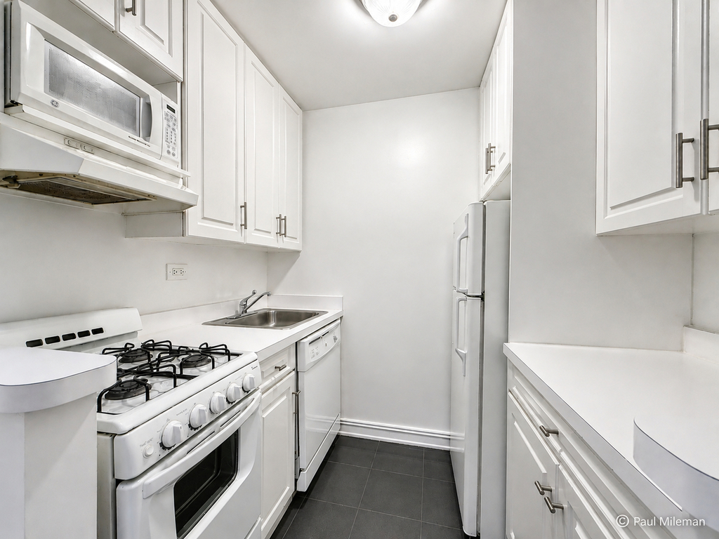 E 12th st/3rd Avenue - Photo 3