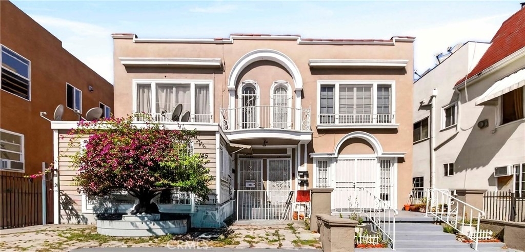 139 S Manhattan - Photo 1