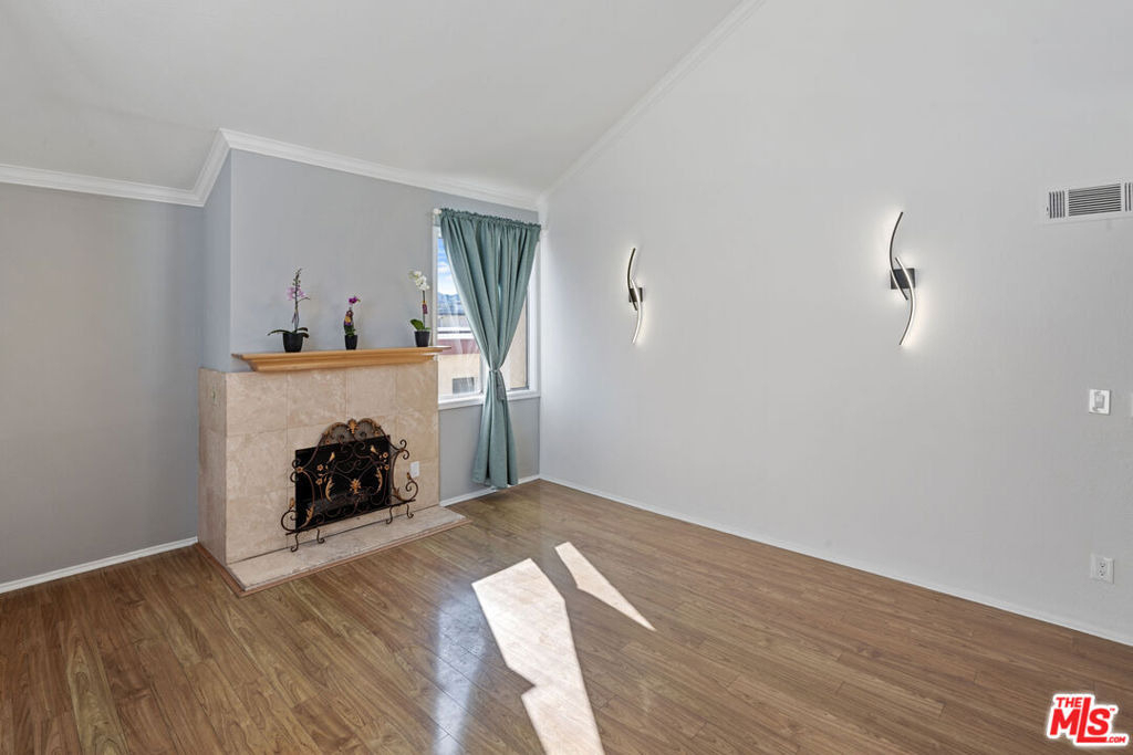 5325 Newcastle Avenue - Photo 4
