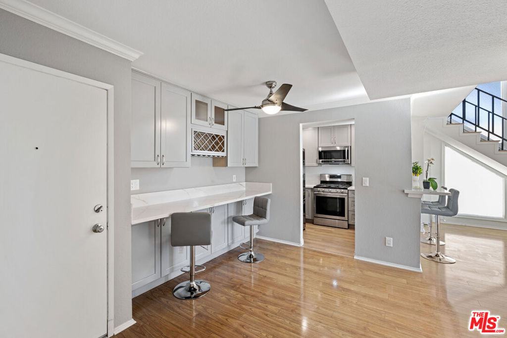 5325 Newcastle Avenue - Photo 2