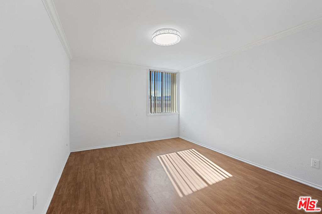 5325 Newcastle Avenue - Photo 10