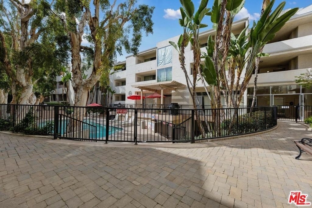 5325 Newcastle Avenue - Photo 22