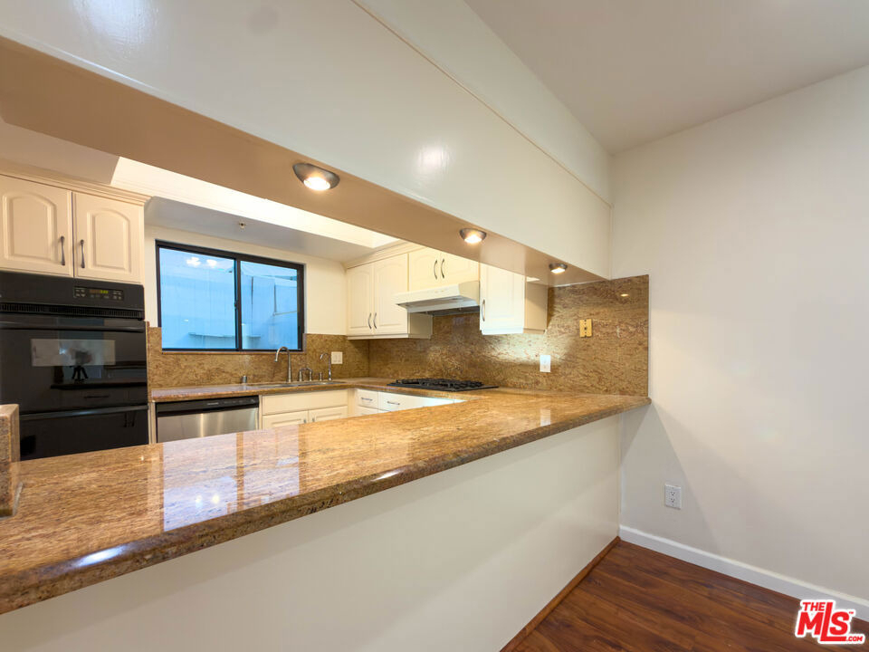 301 W Loraine Street - Photo 9