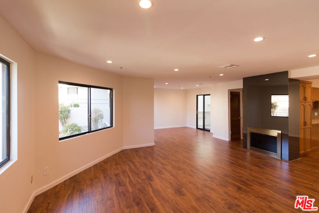 301 W Loraine Street - Photo 3