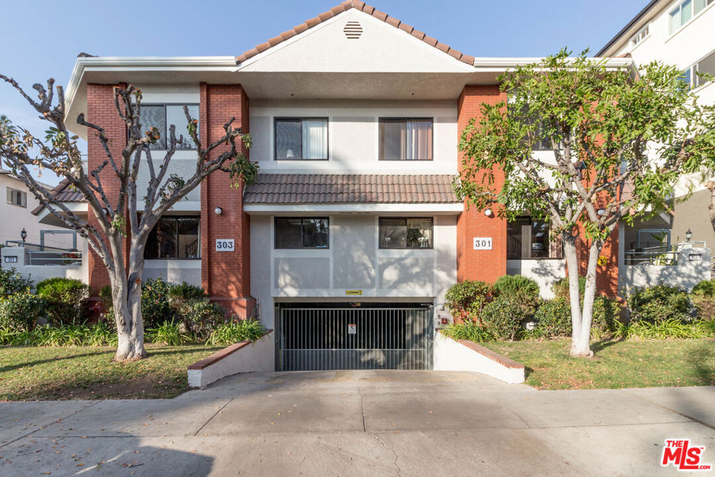 301 W Loraine Street - Photo 0