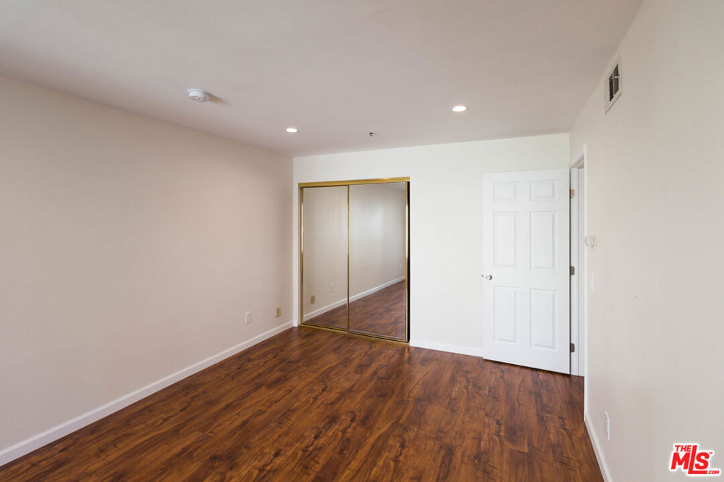 301 W Loraine Street - Photo 18