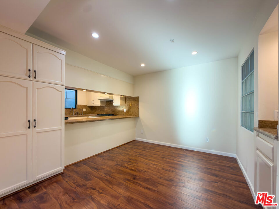 301 W Loraine Street - Photo 8