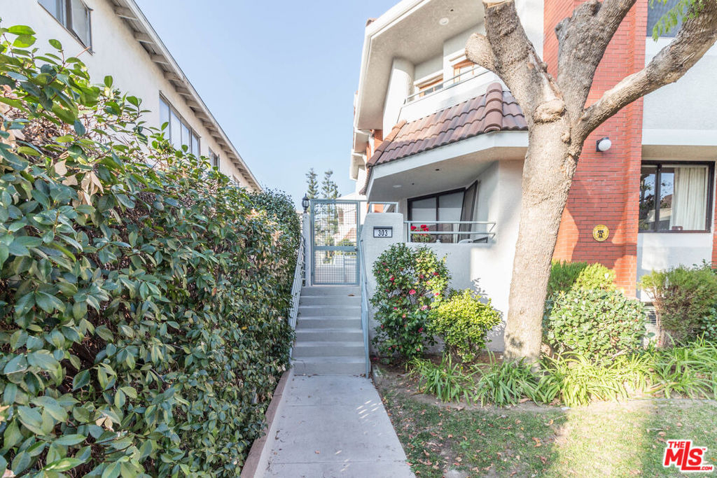301 W Loraine Street - Photo 1