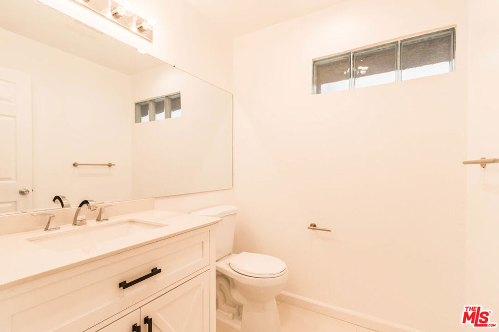 301 W Loraine Street - Photo 14