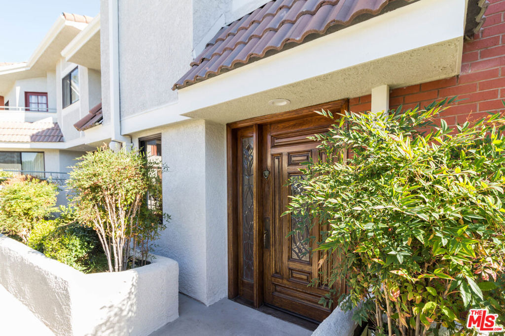 301 W Loraine Street - Photo 2