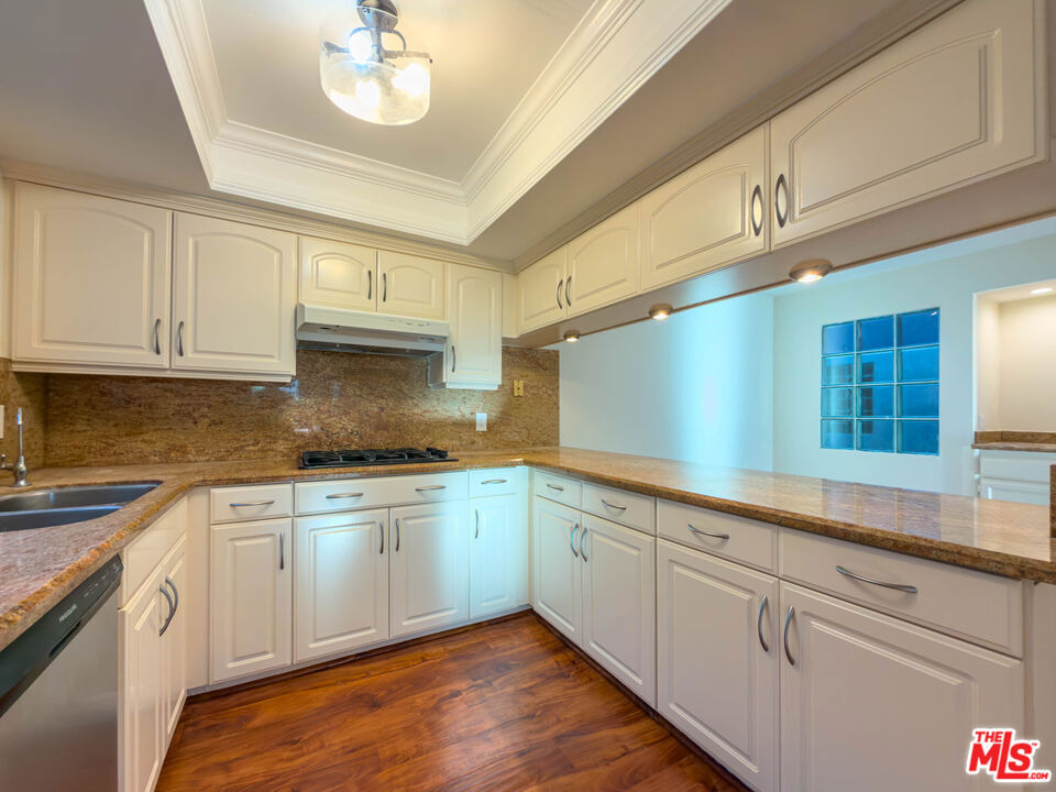 301 W Loraine Street - Photo 11