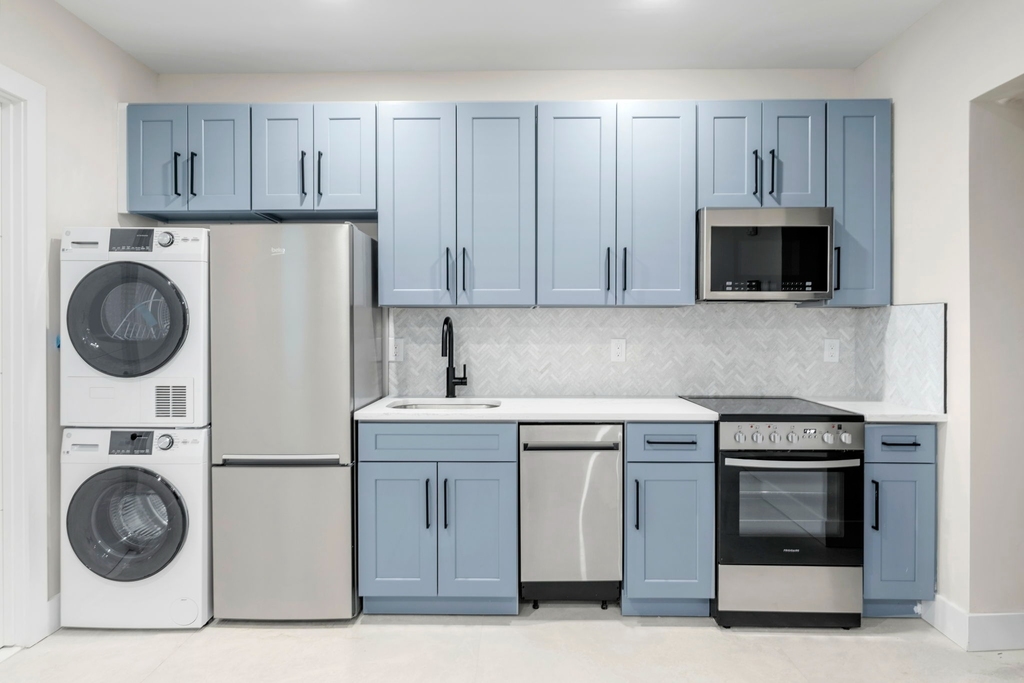 315 West Broadway - Photo 2