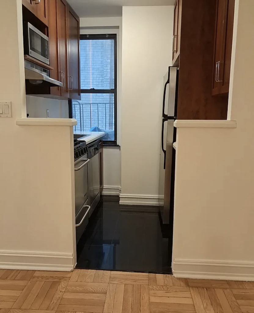 235 East 46th Street - Photo 8