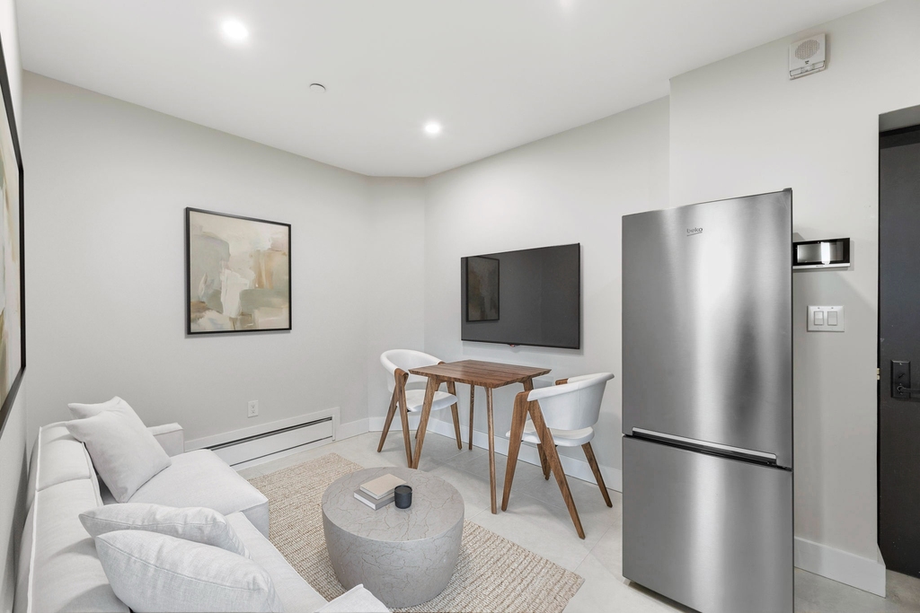315 West Broadway - Photo 5