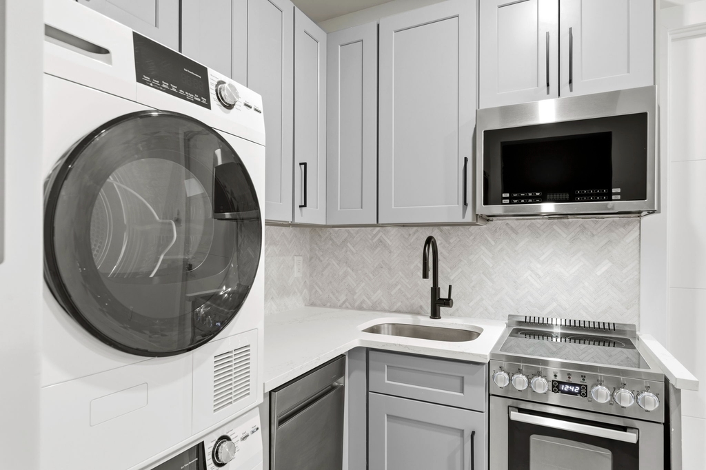 315 West Broadway - Photo 4
