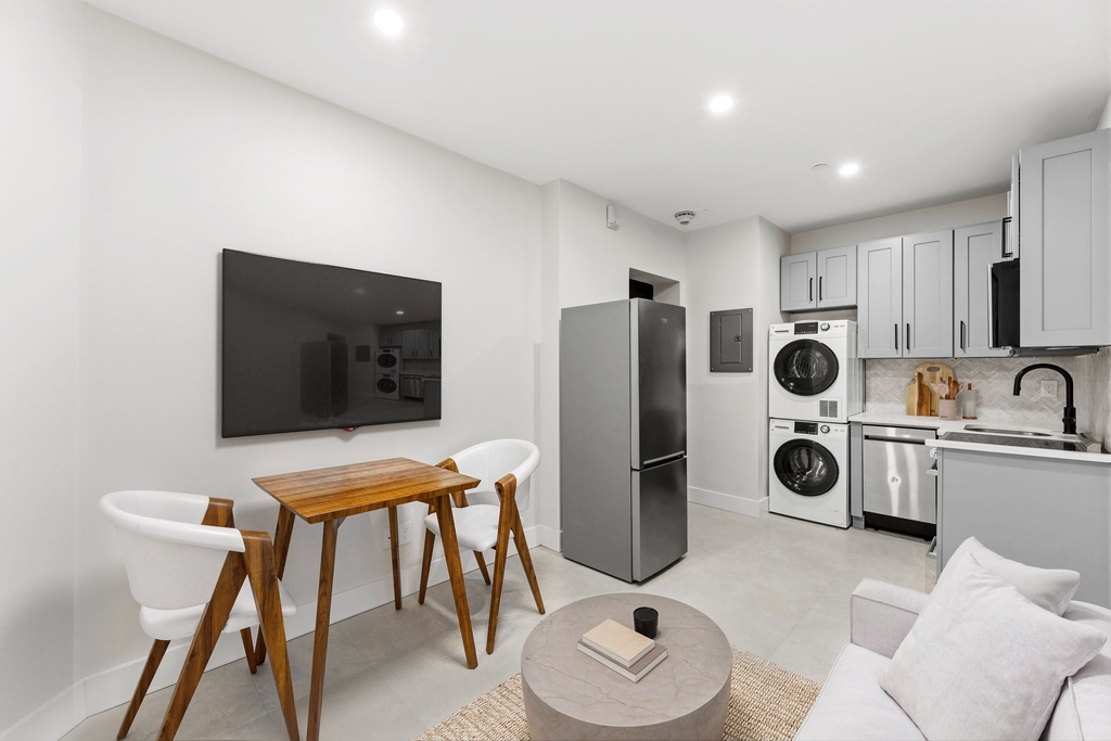315 West Broadway - Photo 2