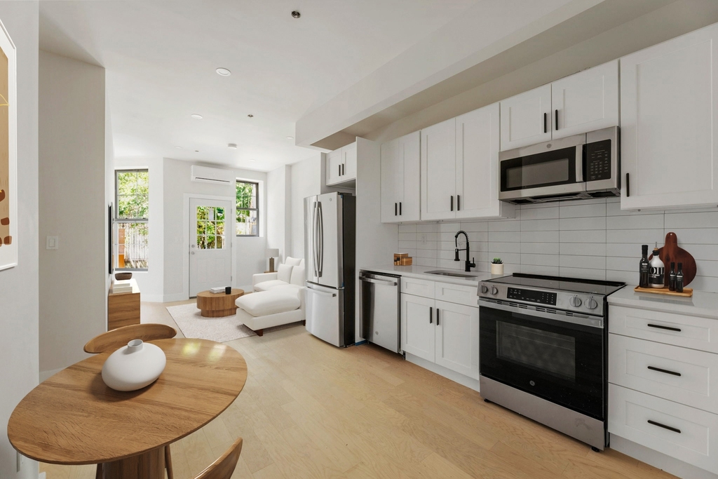2111 Regent Place #1R - Photo 1