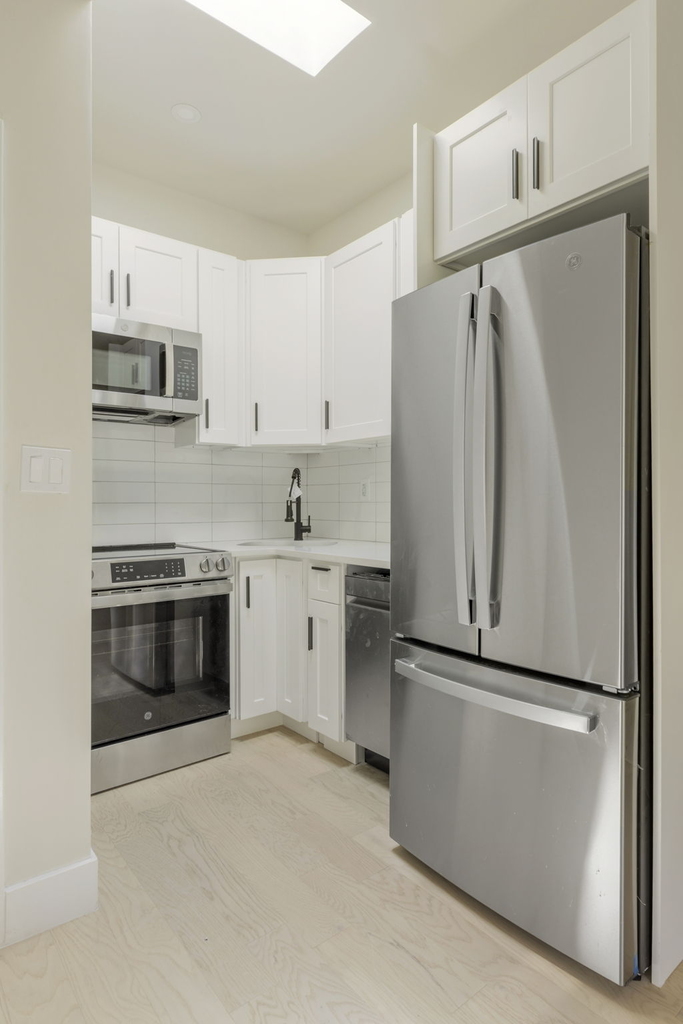 2111 Regent Place #2R - Photo 3