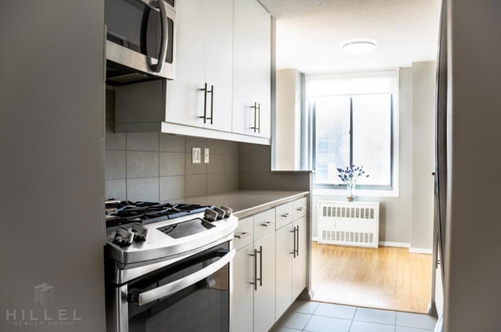Second Avenue - Photo 2