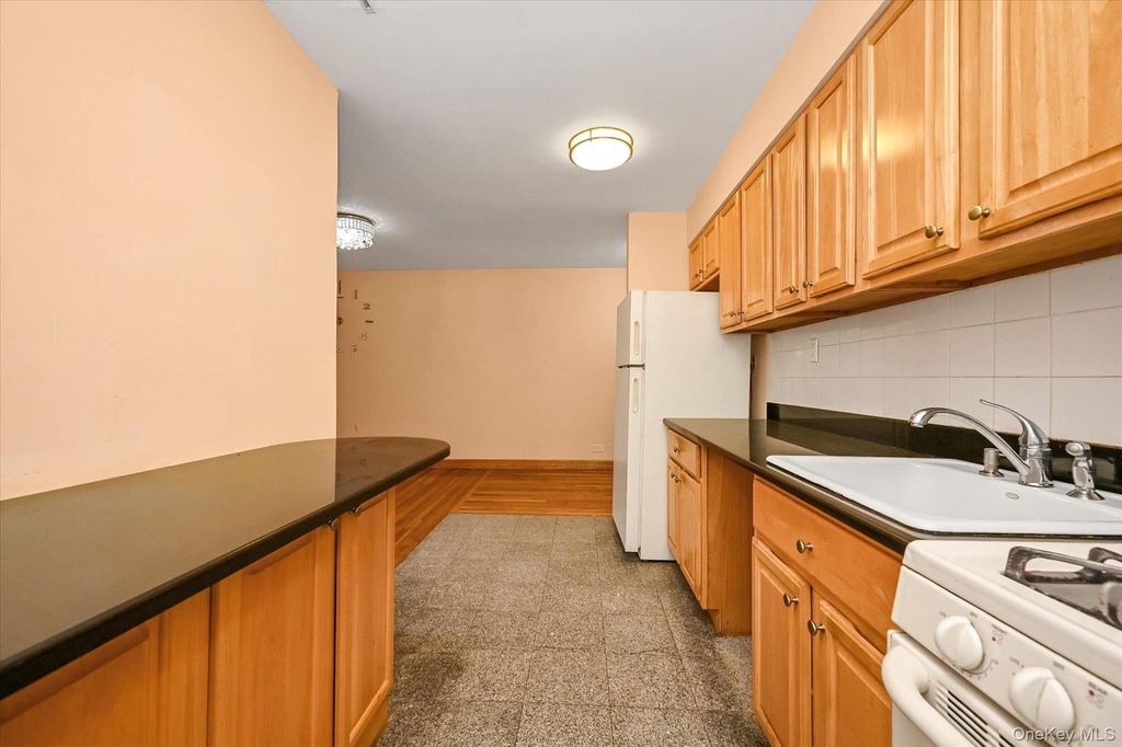 140-18 Burden Crescent - Photo 4