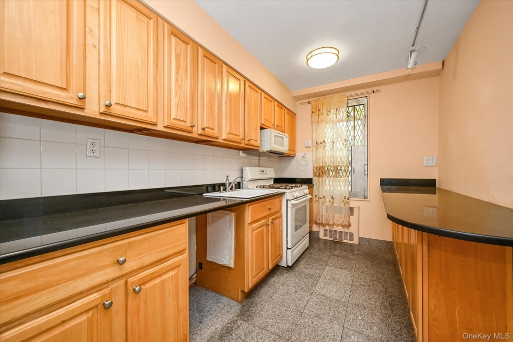 140-18 Burden Crescent - Photo 3