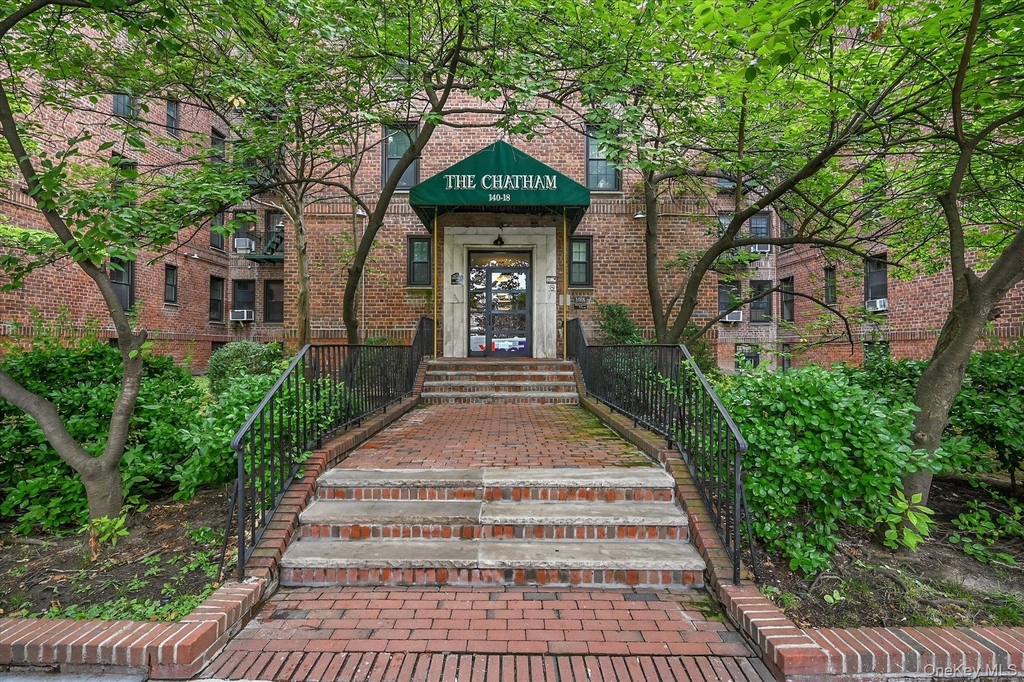 140-18 Burden Crescent - Photo 0