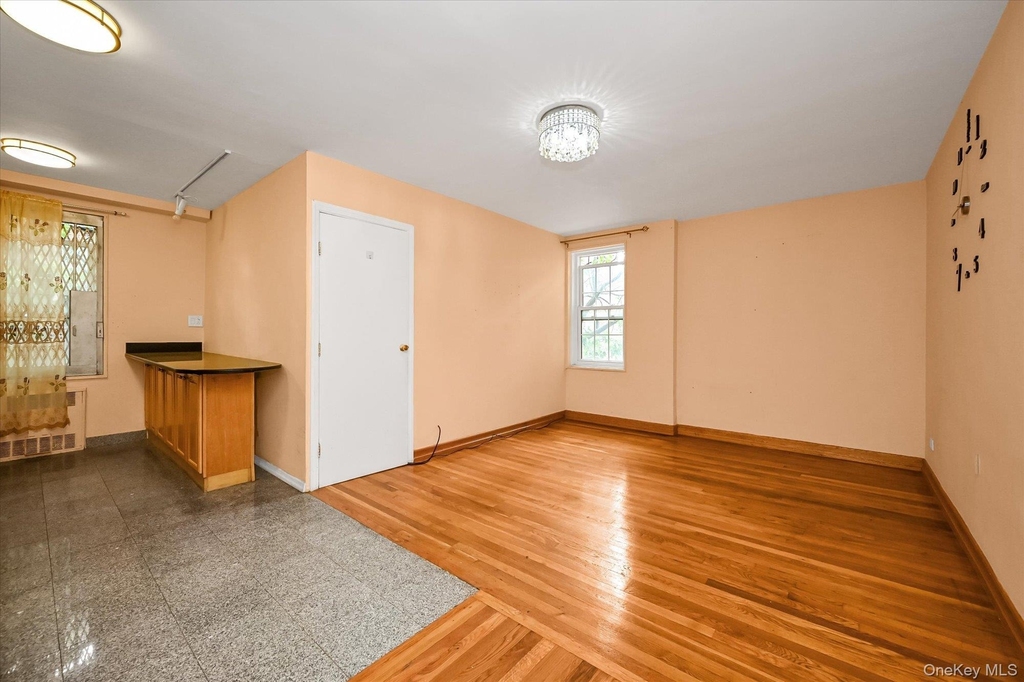 140-18 Burden Crescent - Photo 1