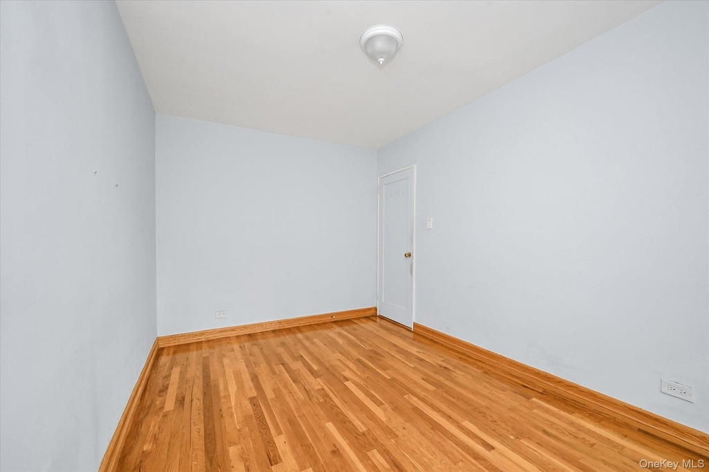 140-18 Burden Crescent - Photo 8