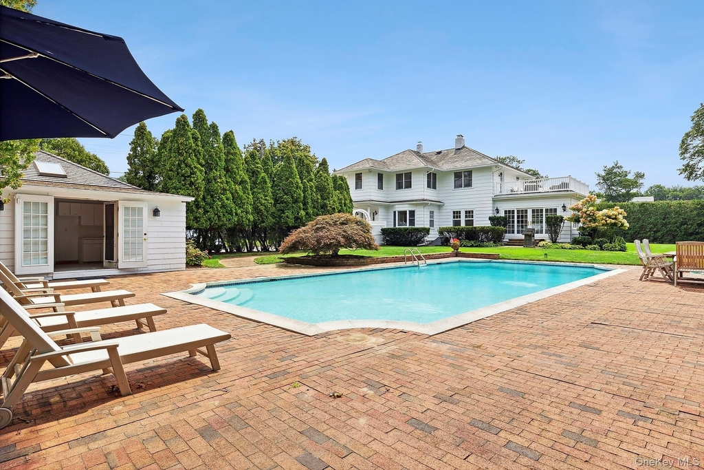 1 Bishop Avenue - Photo 0
