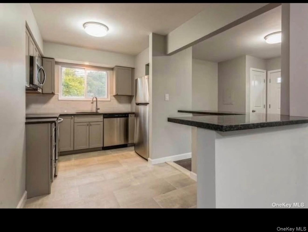 88 Ralph Avenue - Photo 1