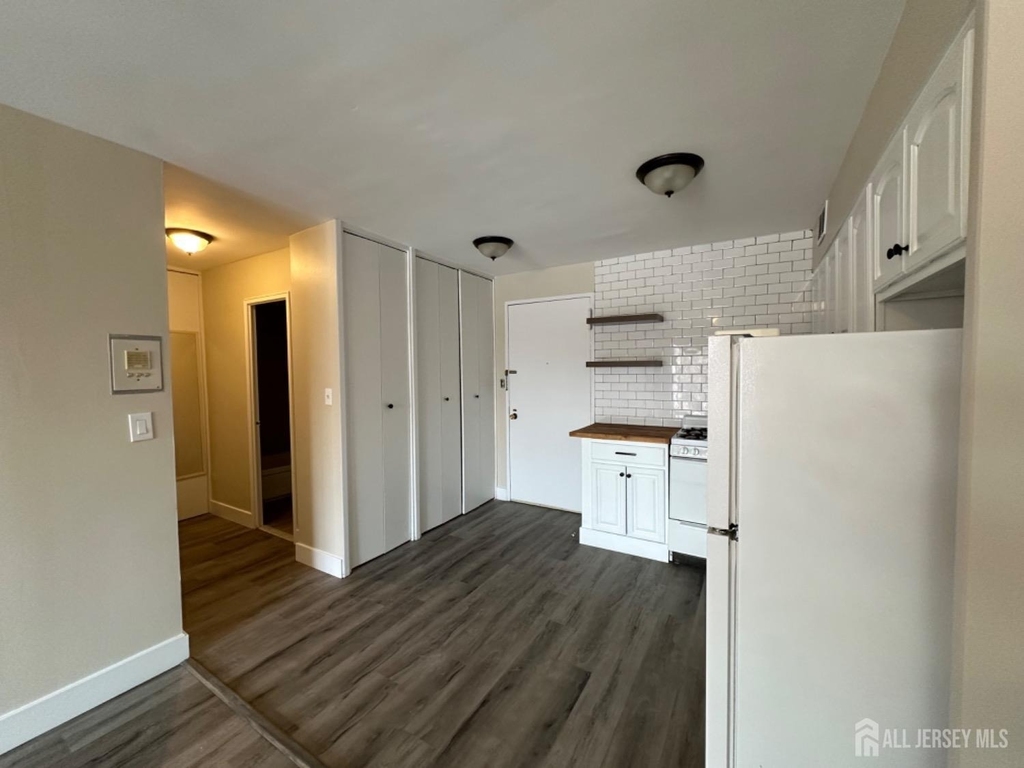 123 S Adelaide Avenue - Photo 1