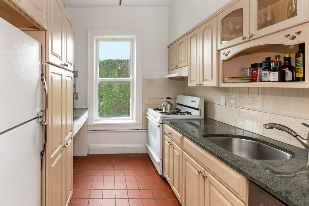 237 W 11th Street - Photo 3
