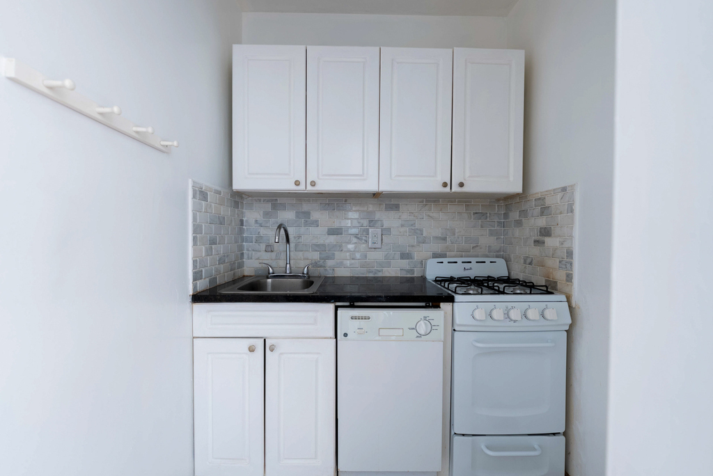 229 E 29th Street - Photo 3