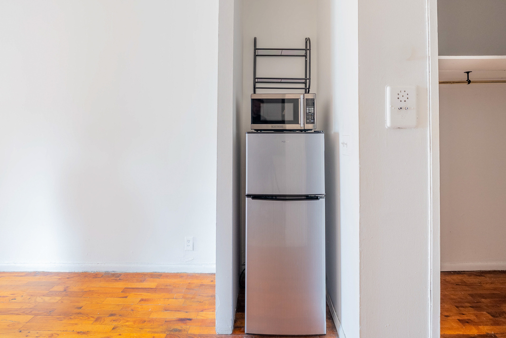 229 E 29th Street - Photo 4