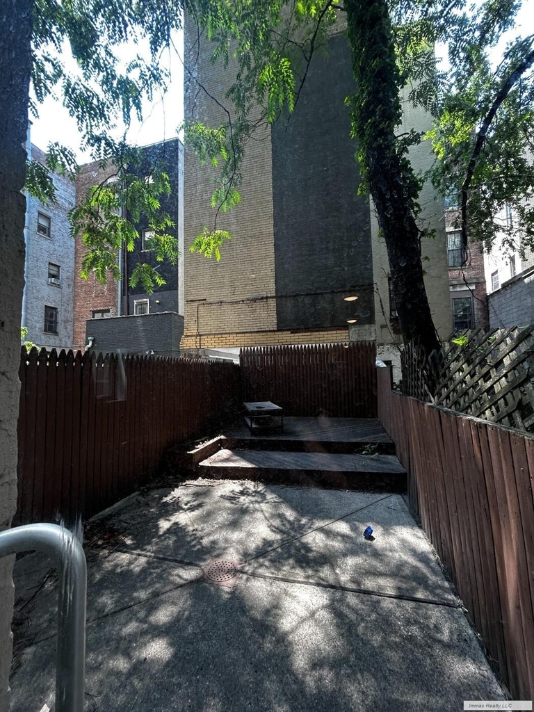 318 W 106th Street - Photo 18