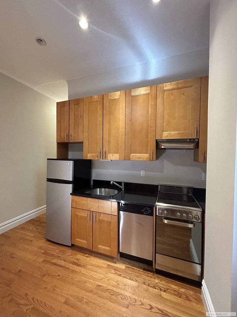 318 W 106th Street - Photo 2