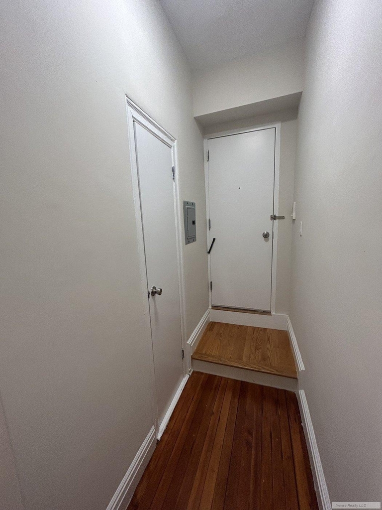 318 W 106th Street - Photo 8
