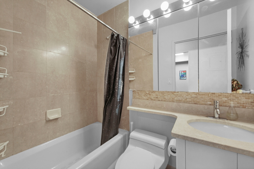 250 E 40th Street - Photo 9