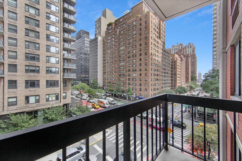250 E 40th Street - Photo 10
