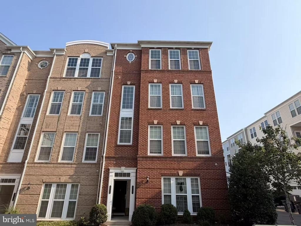 42797 Burrell Square - Photo 0