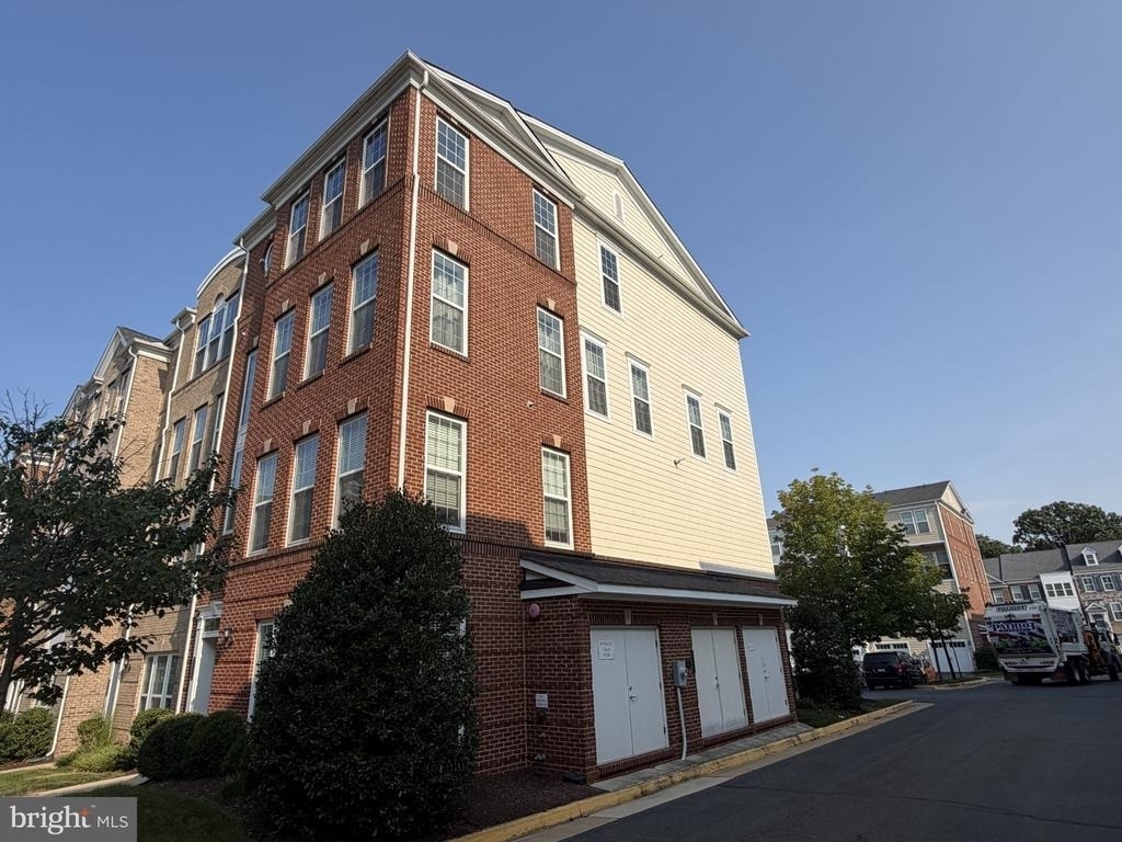 42797 Burrell Square - Photo 1