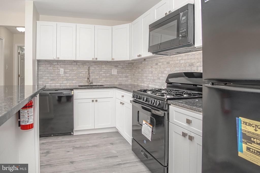 300 Broadway - Photo 9