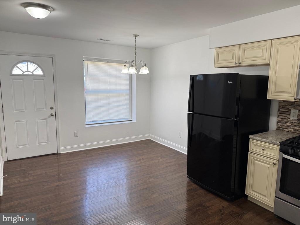 1042 Baywood Drive - Photo 3