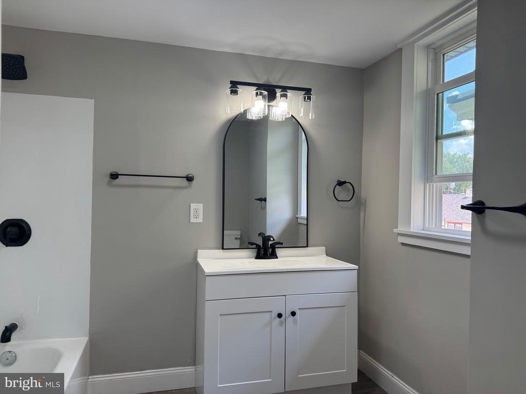242 N Broadway - Photo 2