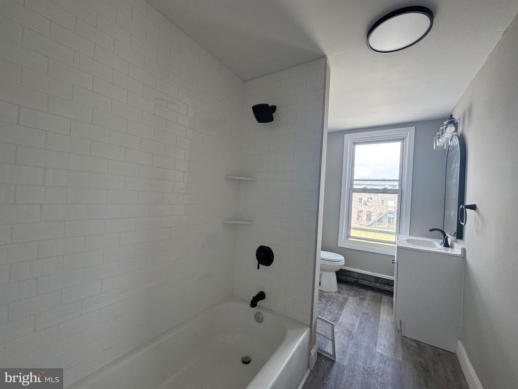 242 N Broadway - Photo 2