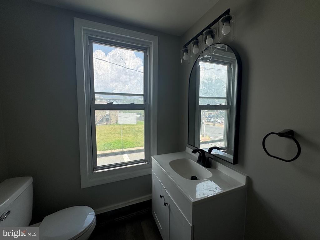 242 N Broadway - Photo 3