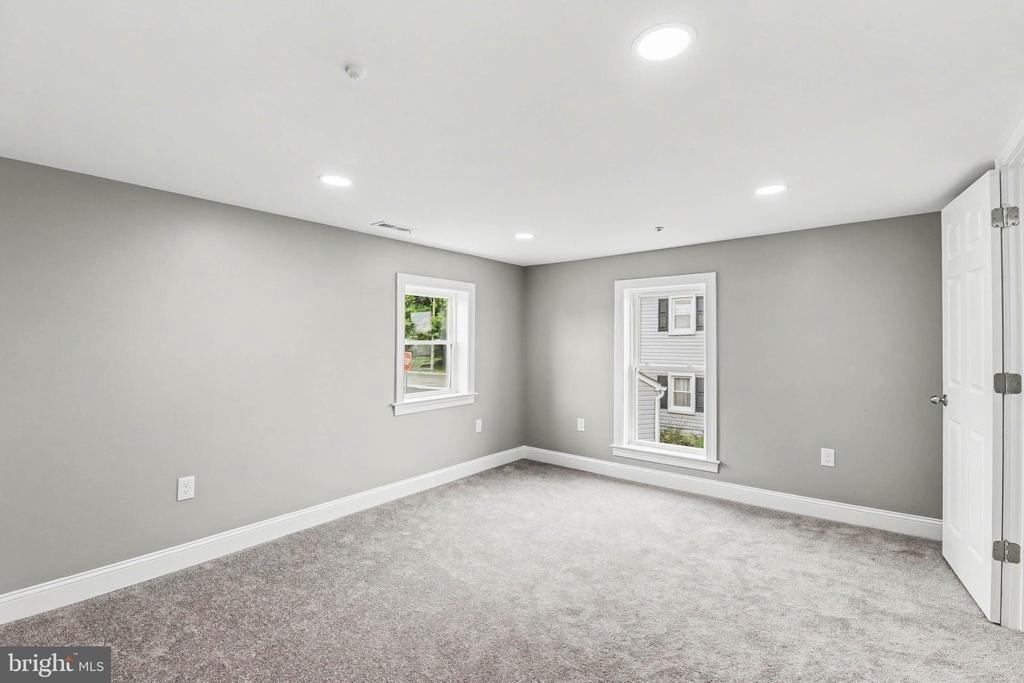 20 N Walnut Street - Photo 16
