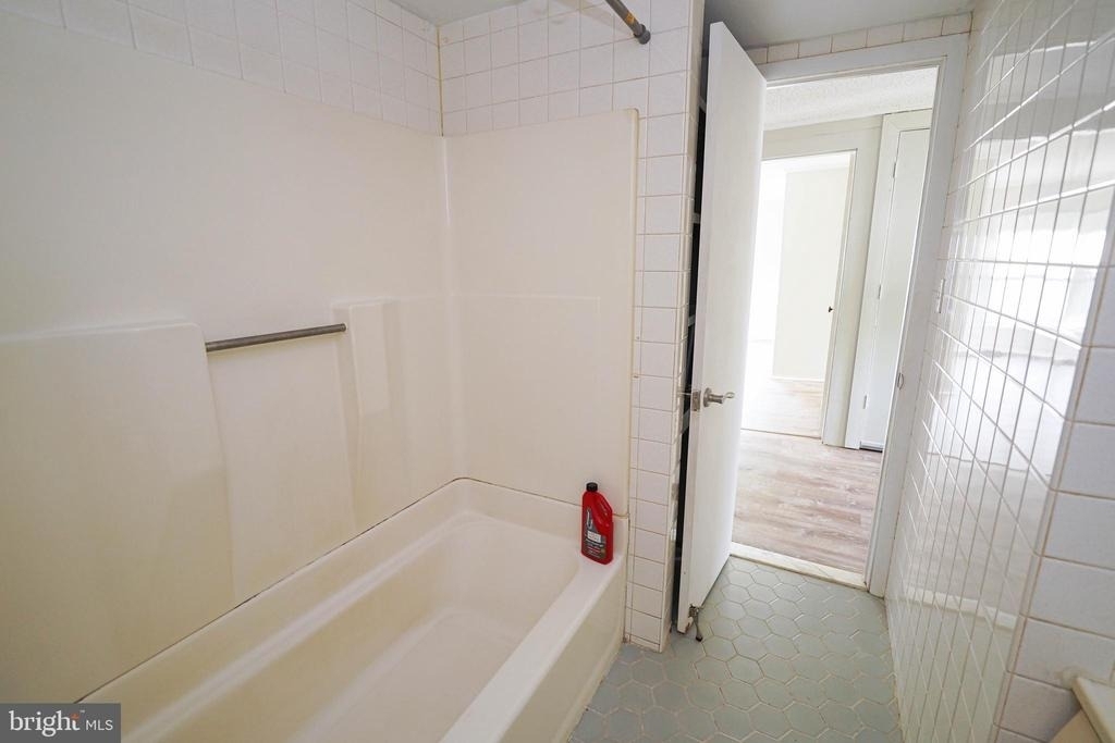 202 E Grove Street - Photo 22