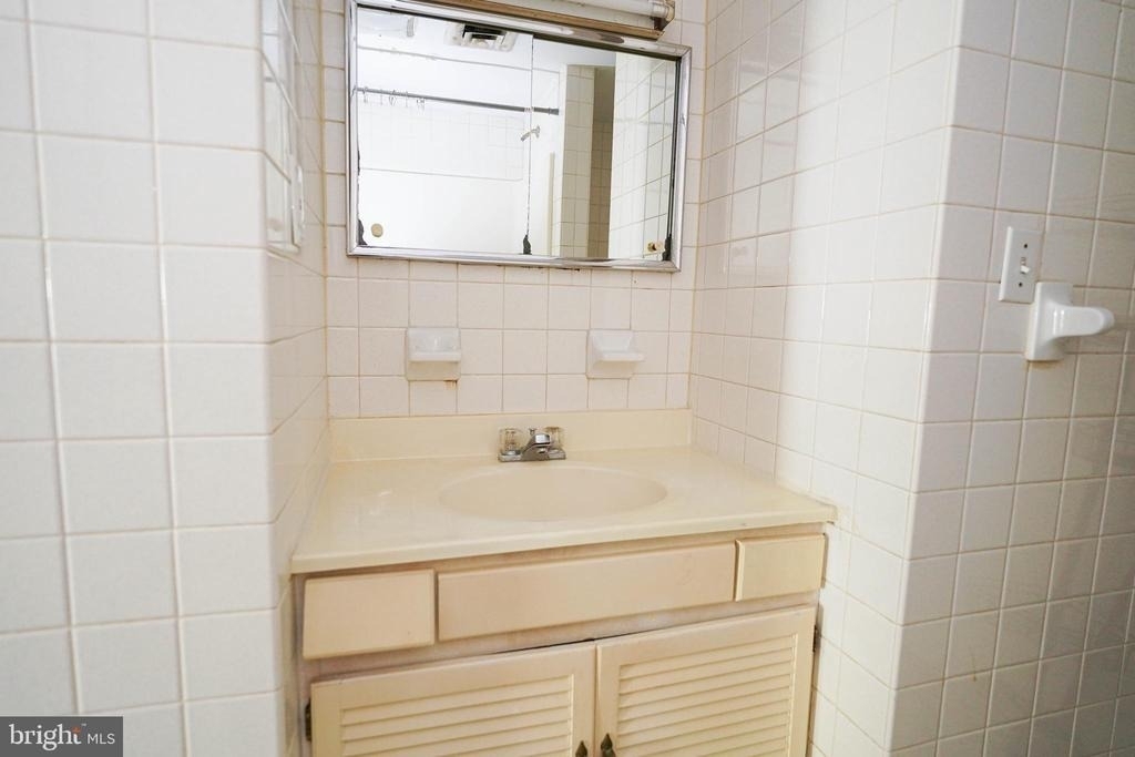 202 E Grove Street - Photo 23