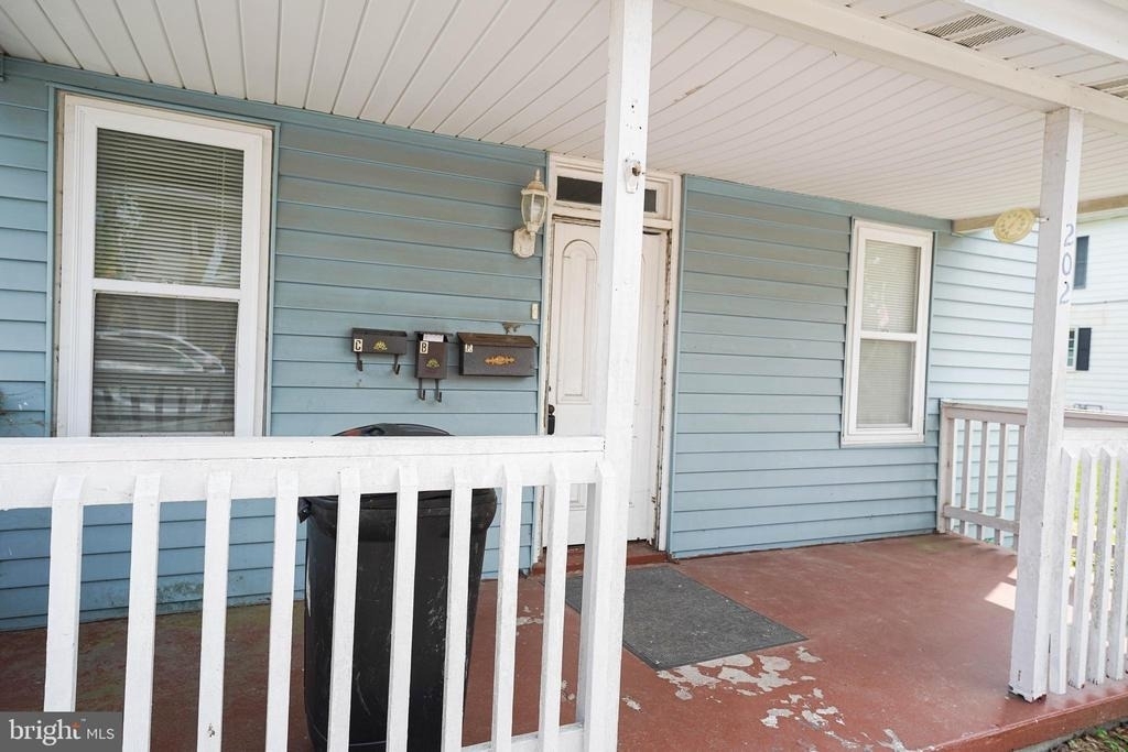 202 E Grove Street - Photo 5